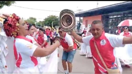 Foto del grupo de cumbia de profesores sindicalistas anima marcha del 1 de mayo en Barranquilla.