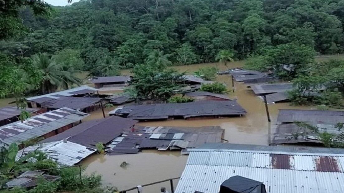 Chocó inundado por las fuertes lluvias: 150 mil personas afectadas por desbordamiento de dos ríos.
