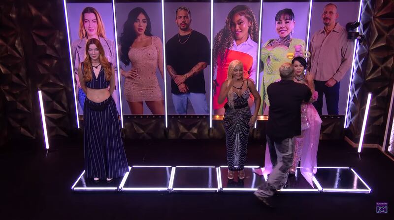 Momento en el que Altafulla se acerca a Yina Calderón