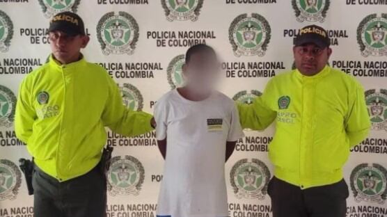 Foto entrenador de fútbol es acusado de agredir sexualmente a cuatro niños en Colombia.