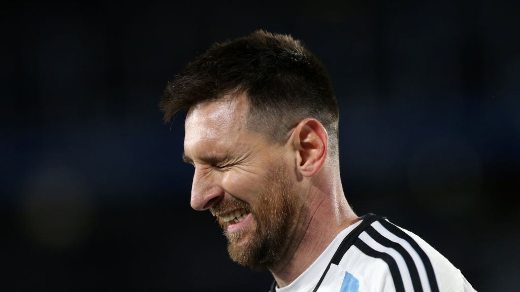 Lionel Messi fue escupido por la espalda por el paraguayo Antonio Sanabria