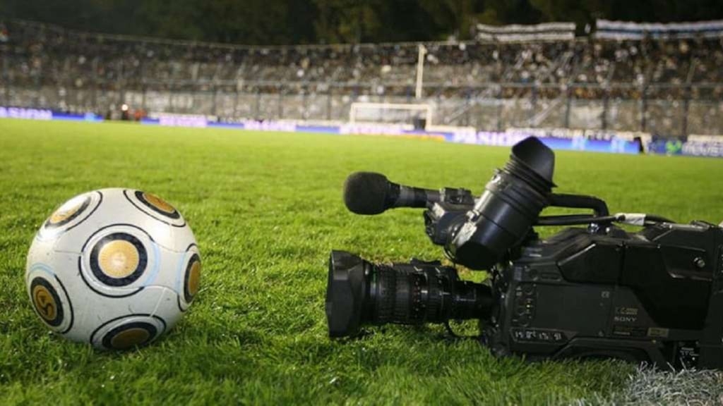 Camara de video con un balón de fútbol - derechos de tv
