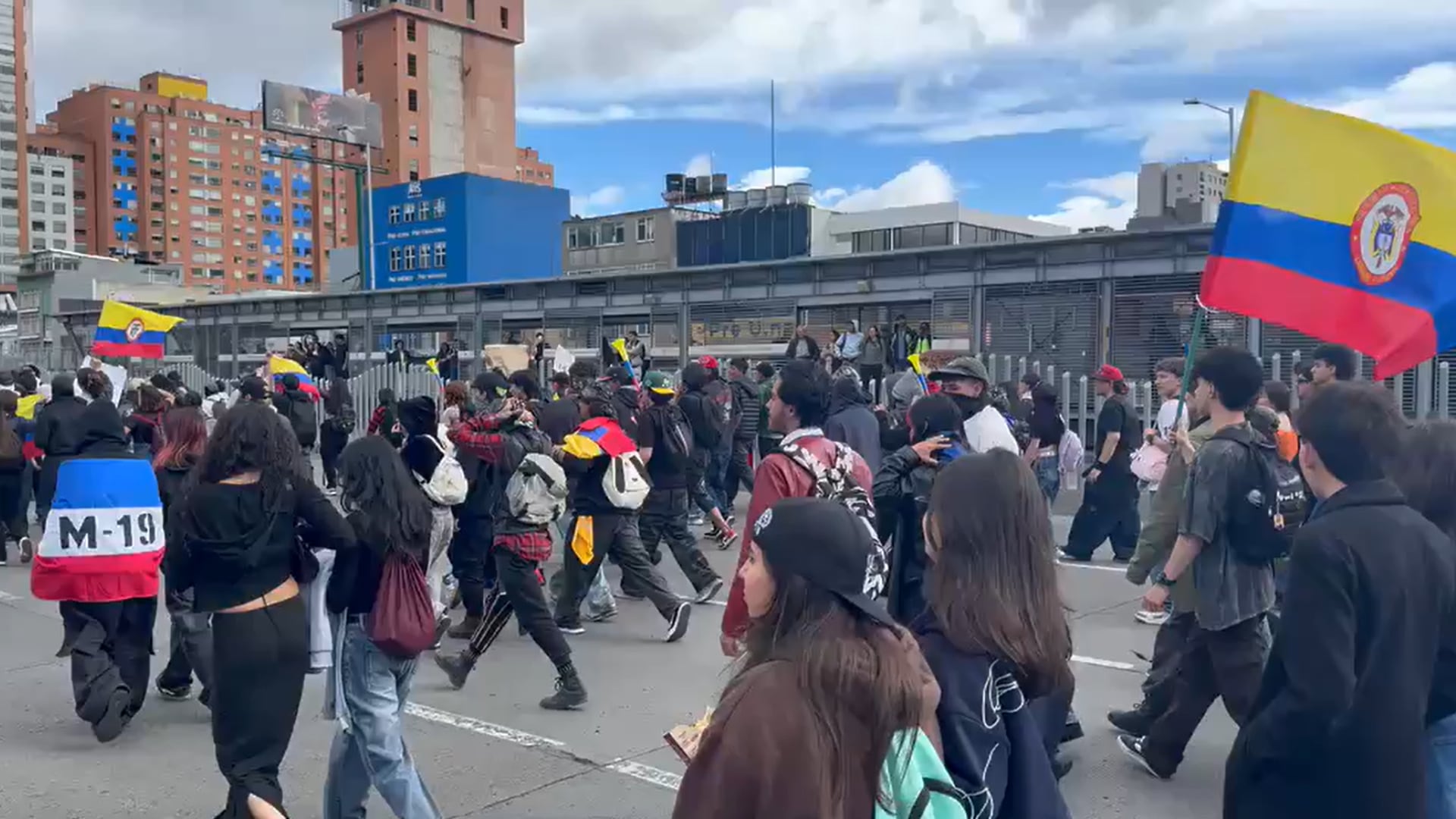 Manifestación en Bogotá por la Av. El Dorado.