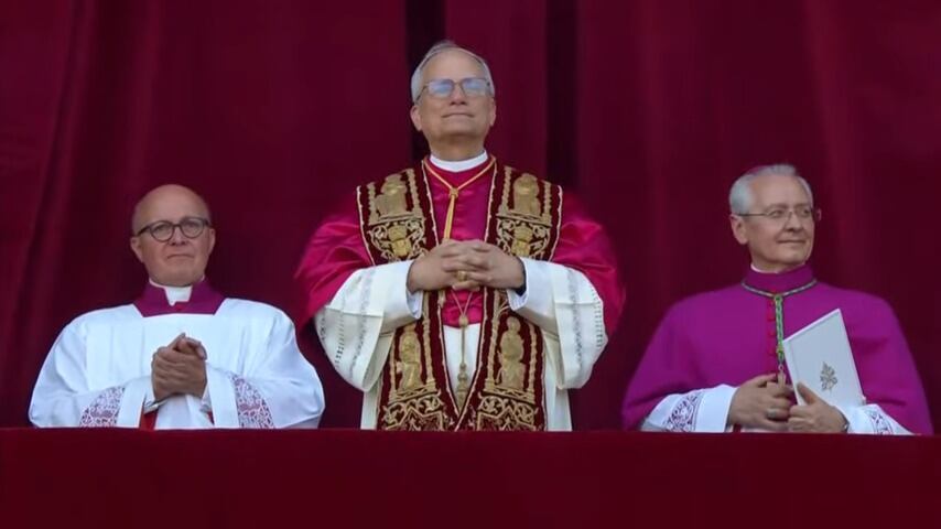 Fue a eso de las 12:00 horas en Chile, cuando salió humo blanco de la Capilla Sixtina del Vaticano, dando cuenta que los 133 cardenales de todo el mundo habían elegido al nuevo Papa, quien reemplazará al recientemente fallecido Francisco I.
Se trata de Robert Prevost quien logró la mayoría de votos en el segundo día de cónclave y fue anunciado en el balcón de San Pedro, después de una hora de ser elegido, quien llevará por nombre León XIV.
Robert Prevost es oriundo de Chicago, Estados Unidos. Era uno de los papables y fue obispo en Perú durante 20 años, y obtuvo su nacionalidad. No es de los sectores más conservadores, de vocación pastoral.
