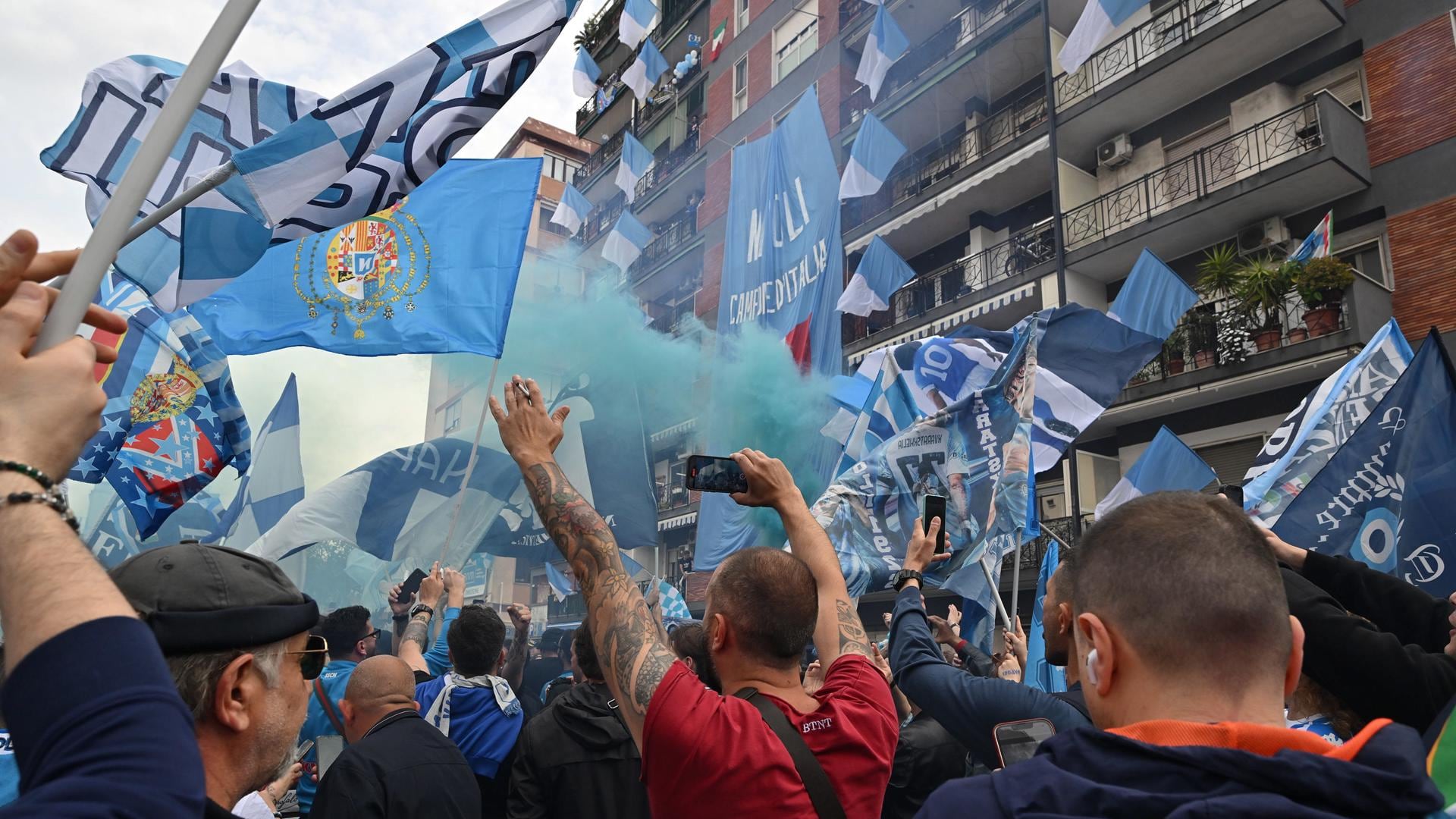 Nápoles montó tremenda fiesta que se aguó con el título que se frustró