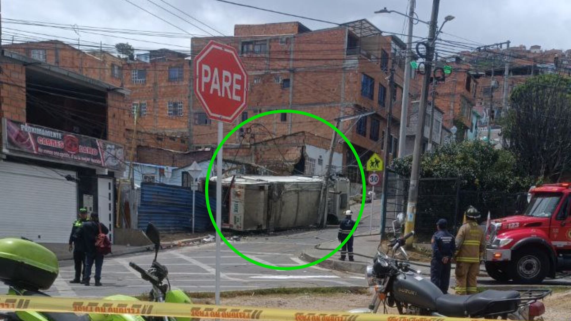 Accidente en Ciudad Bolívar: Camión de basura se volcó luego de chocar contra un poste (Redes sociales)