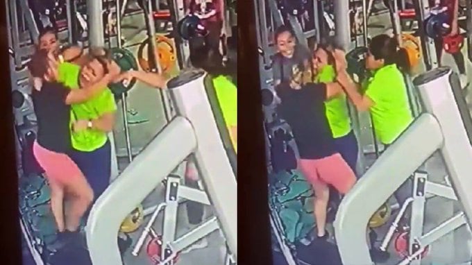 Mujeres pelean en un gimnasio.