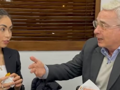 Internautas crean memes de Álvaro Uribe en la cárcel con ‘Epa Colombia’ y se vuelven tendencia