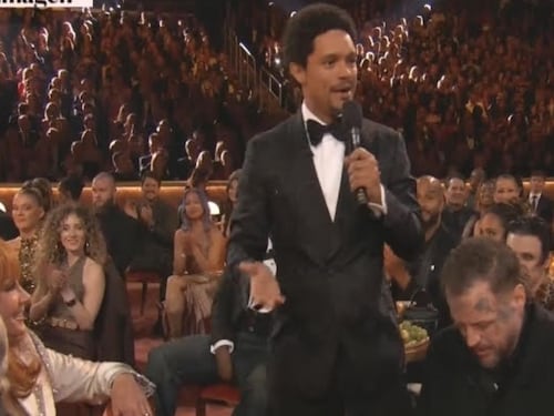 Trevor Noah “torea” a Donald Trump en los Grammy: Aludió interés en Groenlandia para fiestas como las de Jeffrey Epstein