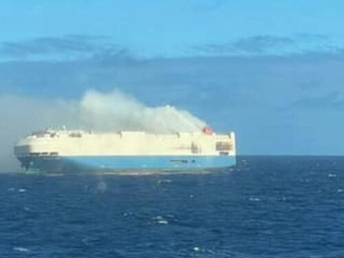 Tragedia en el mar: barco se incendia cargado con más de mil de autos de lujo y queda a la deriva