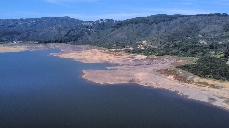 Detalle del bajo nivel de agua en el Embalse de San Rafael, en el municipio de La Calera, Cundinamarca, durante el ‘Fenómeno del Niño’ en abril de 2024