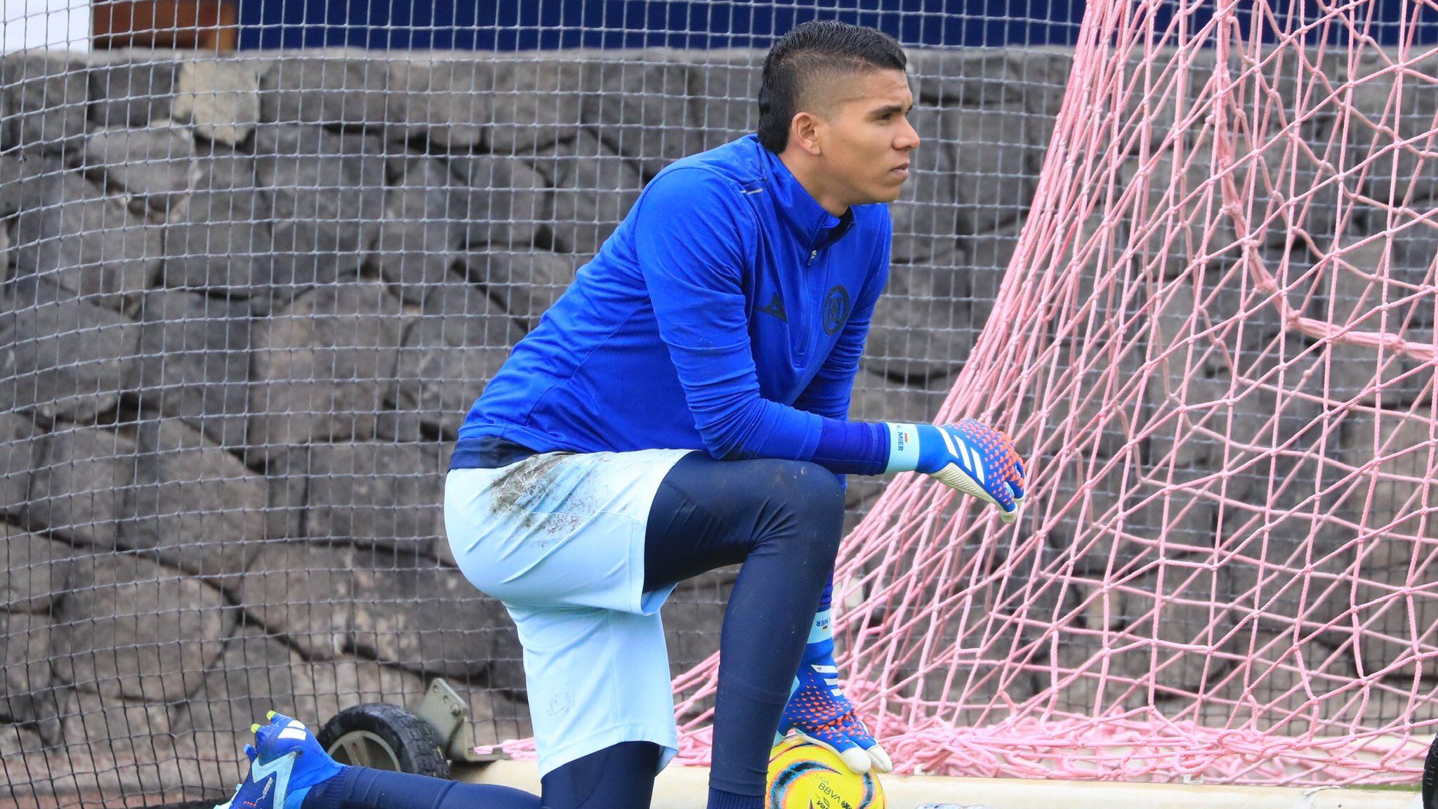 Kevin Mier competirá por la titularidad con Andrés Gudiño.