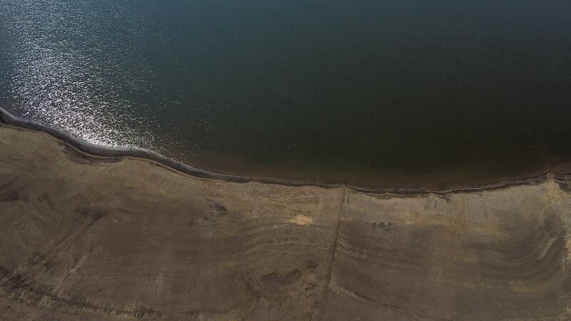 Detalle del bajo nivel de agua en el Embalse de San Rafael, en el municipio de La Calera, Cundinamarca, durante el ‘Fenómeno del Niño’ en abril de 2024