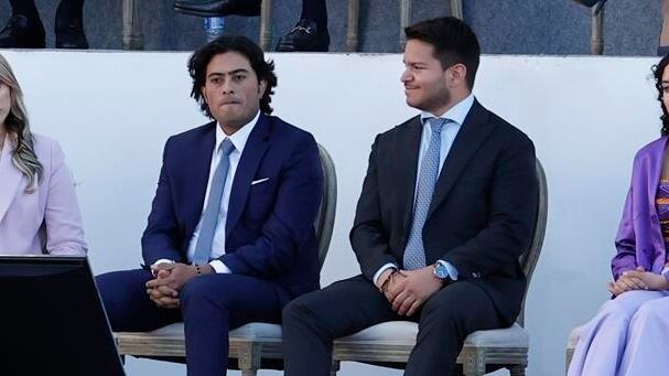 Fotografía de la familia del presidente de Colombia, Gustavo Petro, y mandatarios durante la investidura hoy, en la Plaza Bolívar de Bogotá (Colombia).