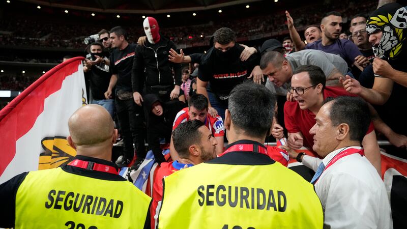 Derbi entre el ‘Atléti’ y el Real Madrid es interrumpido por lanzamiento de objetos al campo