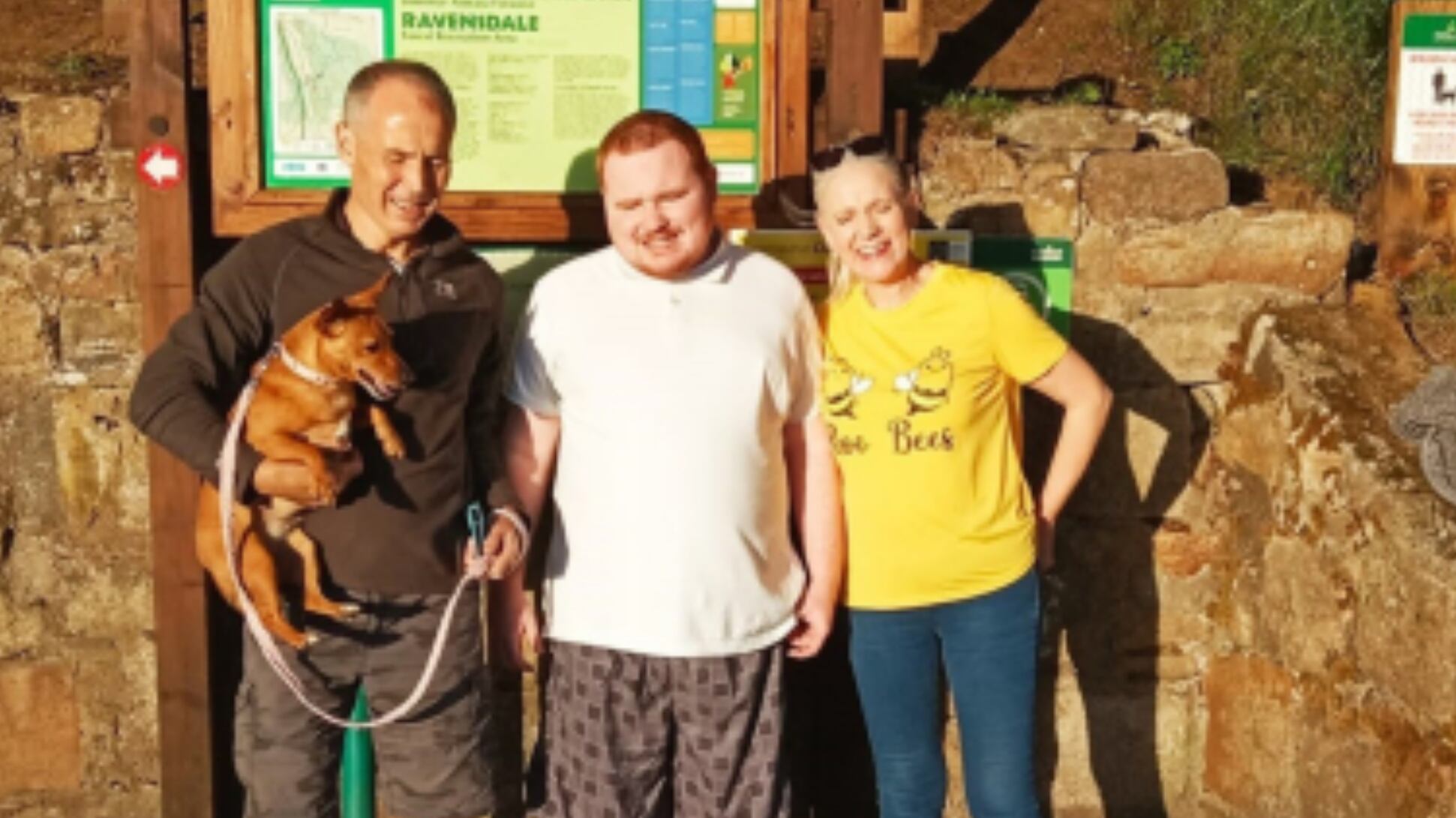 Hombre es acusado de asesinar a sus padres y hermano