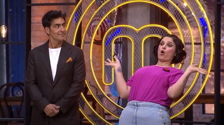 La locutora Natalia Sanint no ha perdido tiempo en identificar los gestos de sus compañeros y el jurado de 'MasterChef Celebrity Colombia'