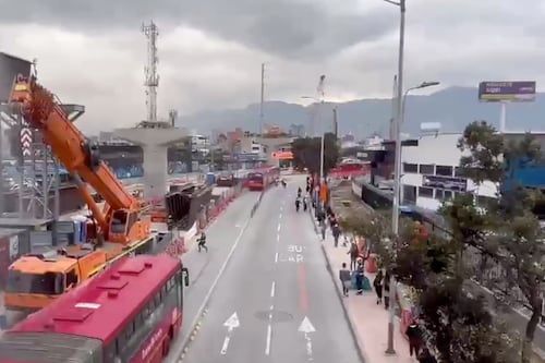 Video: trabajadores de la empresa Metro lanzaron piedras a TransMilenios y se enfrentaron con la Policía