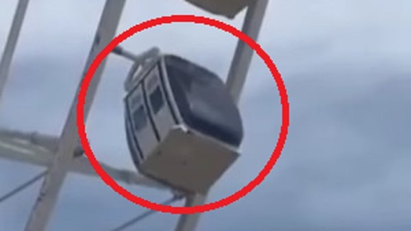 Foto las fuertes brisas en Barranquilla mueven las cabinas de nueva noria, la atracción en el Gran Malecón .