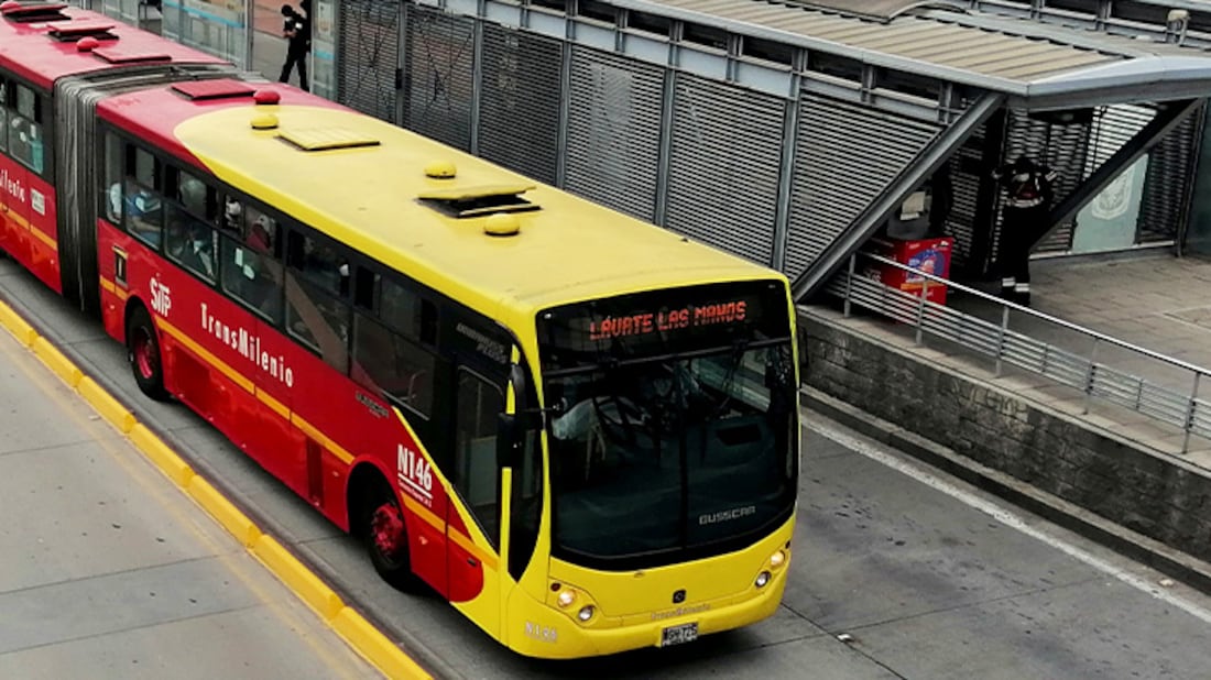 Foto de un bus articulado de TransMilenio.