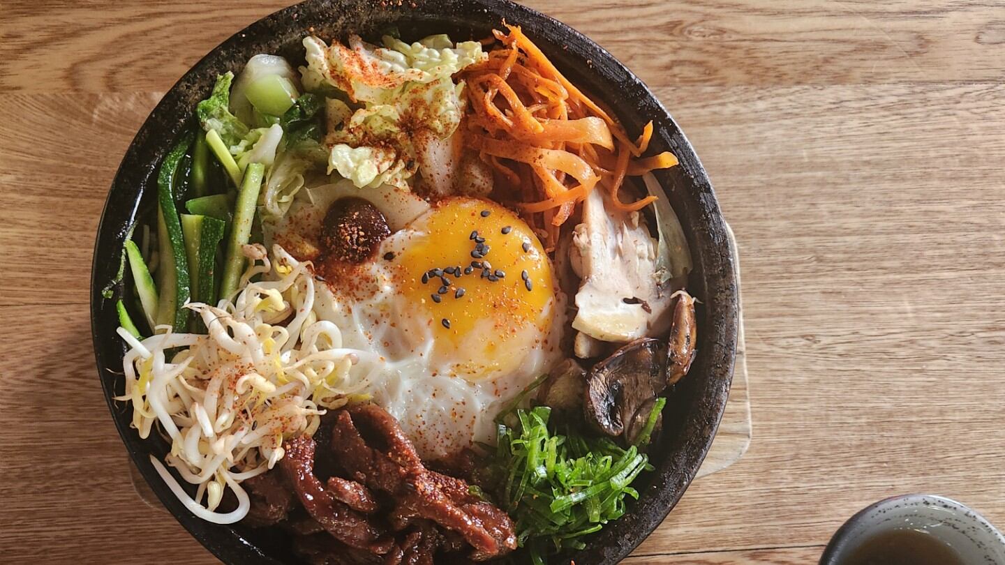 De las joyas de barrio bogotanas Kinjo es el restaurante que mejor encaja en el sentido más estricto de esta categoría. De hecho, antes de llamarse Kinjo se llamó Restaurante Barrio. Y Kinjo significa barrio en japonés.