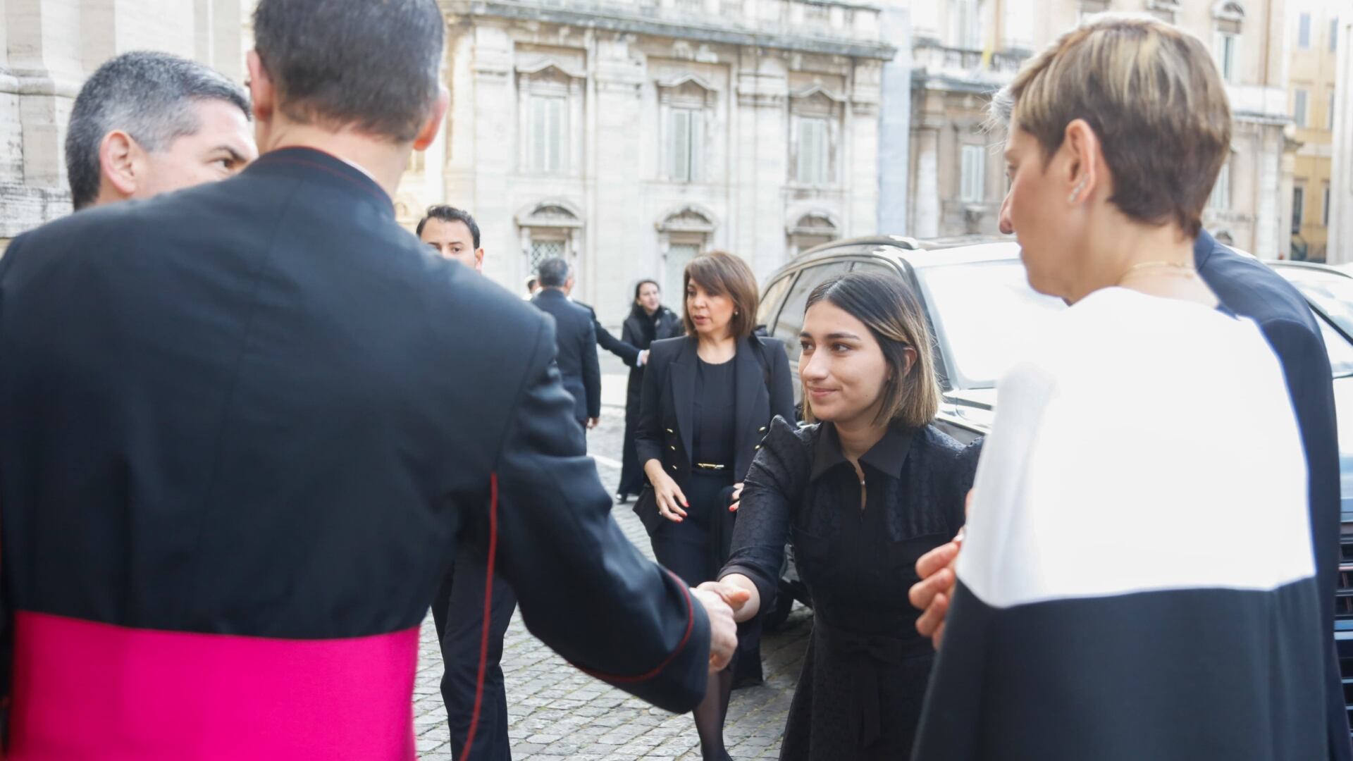 La canciller Laura Sarabia y la primera dama Verónica Alcocer asisten al funeral del Papa Francisco (Cancillería)