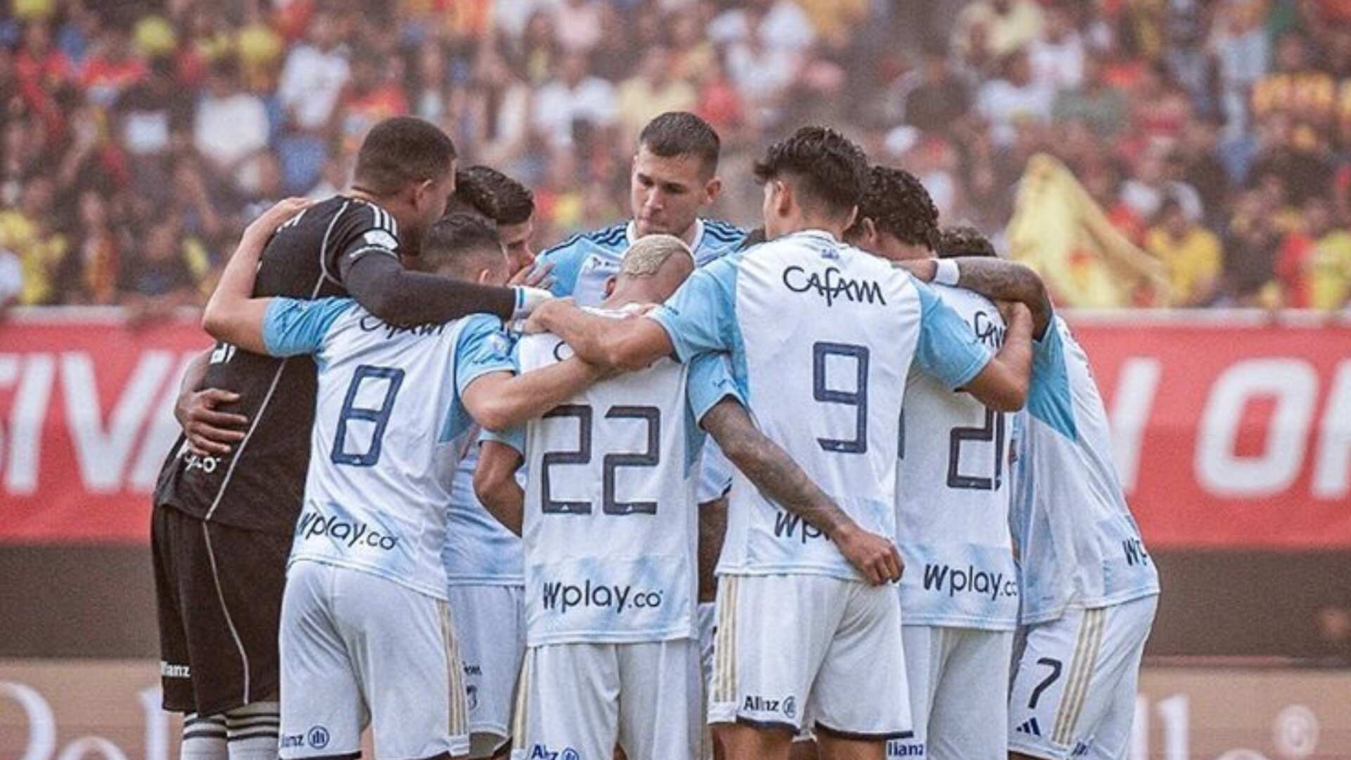 Jugador de Millonarios se besó el escudo mientras los hinchas del Pereira lo insultaban