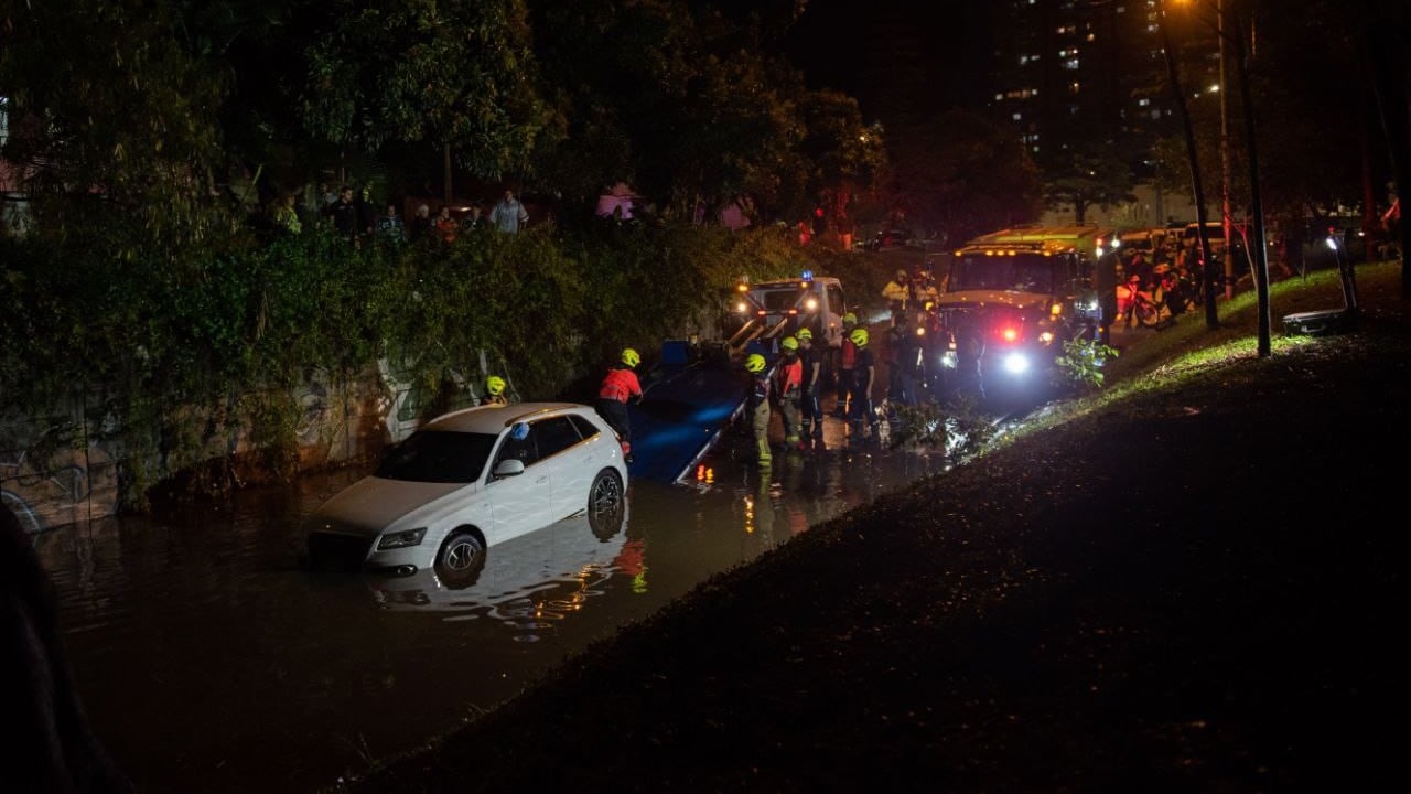 Vehículo rescatado en Medellín con dos personas sin vida