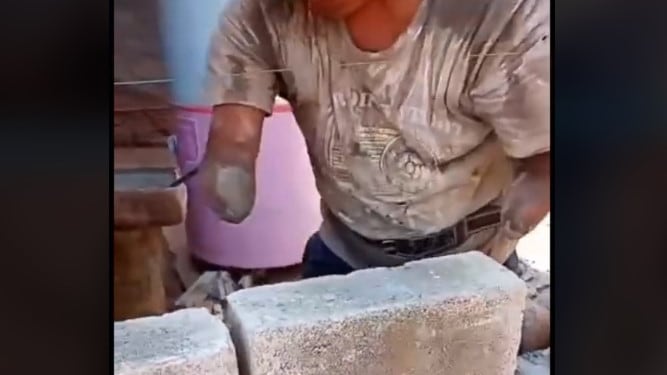 Mostró a su papá sin brazos trabajando como albañil y dijo sentirse orgullosa