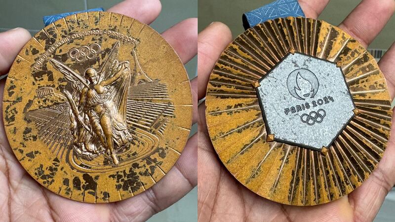 Nadadores franceses denuncian deplorable estado de sus medallas obtenidas en París 2024