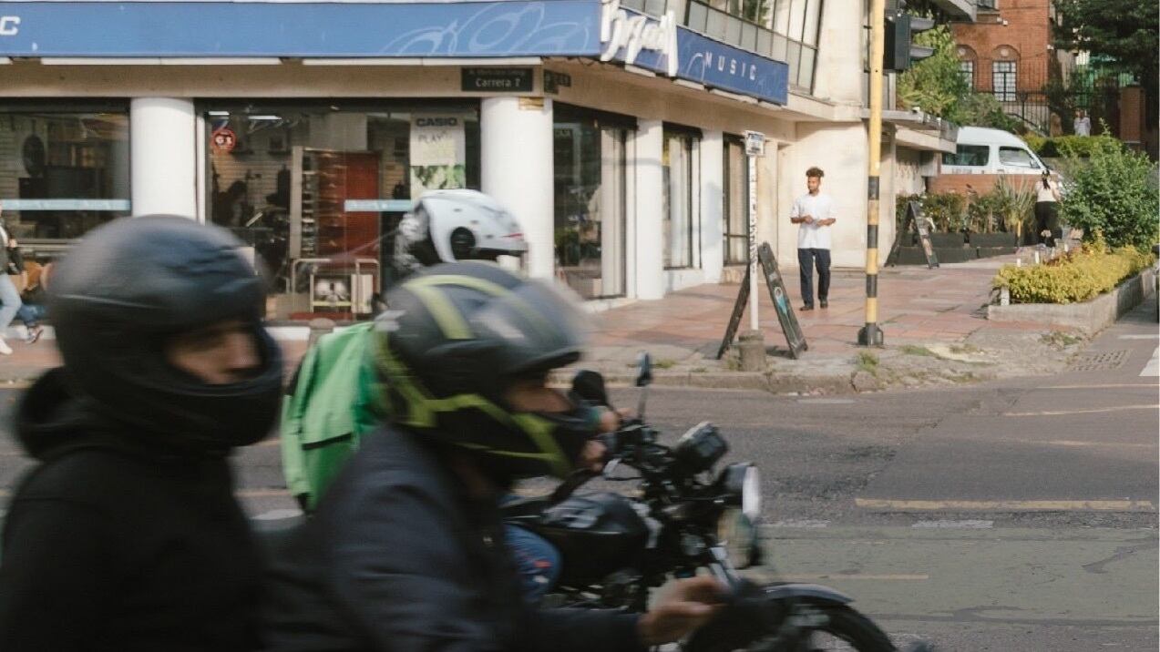 Foto de personas en moto en el marco de las protestas de moteros por Halloween en Bogotá.