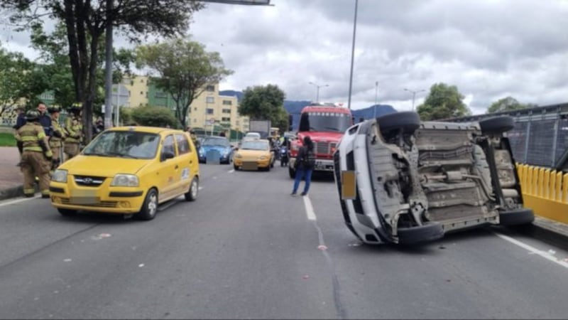Duro accidente de tránsito en la calle 80: se volcó una camioneta en plena vía