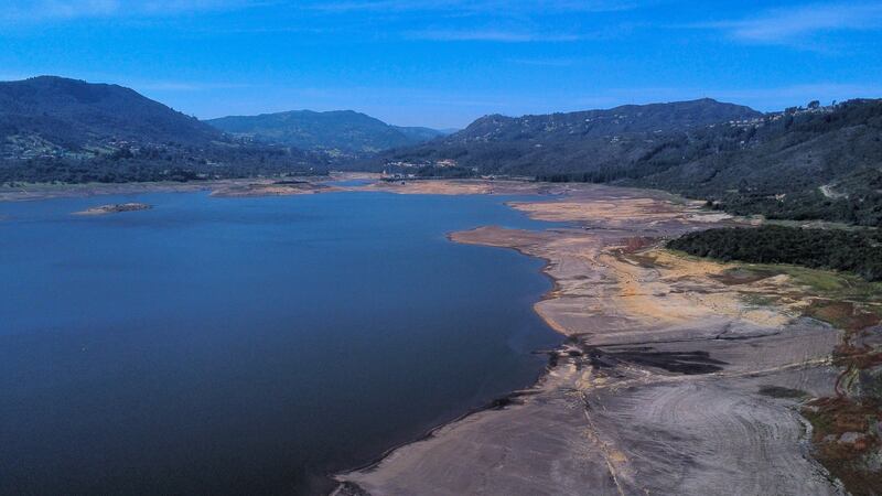 Detalle del bajo nivel de agua en el Embalse de San Rafael, en el municipio de La Calera, Cundinamarca, durante el ‘Fenómeno del Niño’ en abril de 2024