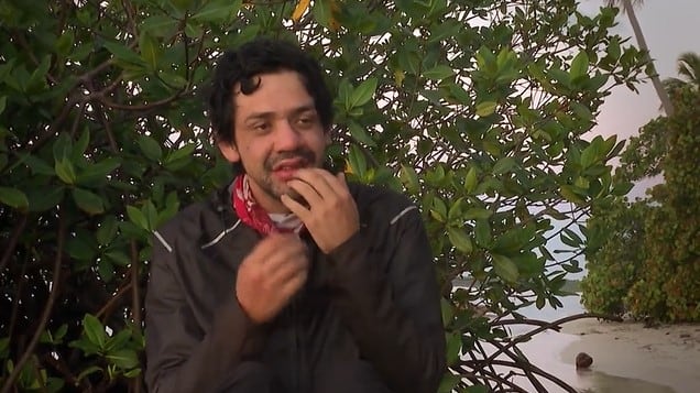 El mago y comediante Camilo Pardo terminó con toda la cara hinchada tras el ataque de mosquitos en 'Survivor La Isla De Los Famosos'