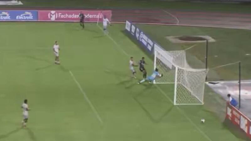 Portero mundialista fue acusado de amañar un partido después de hacerse el autogol más absurdo