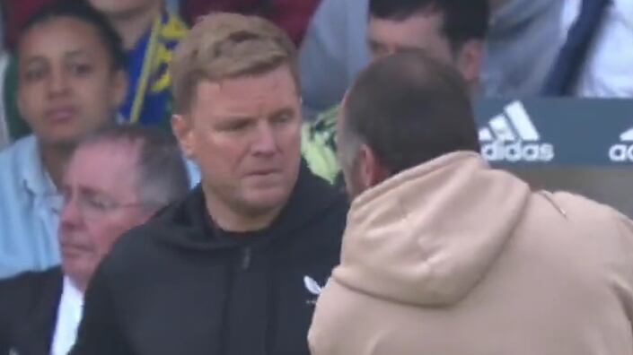 Empujón a Eddie Howe, técnico del Newcastle