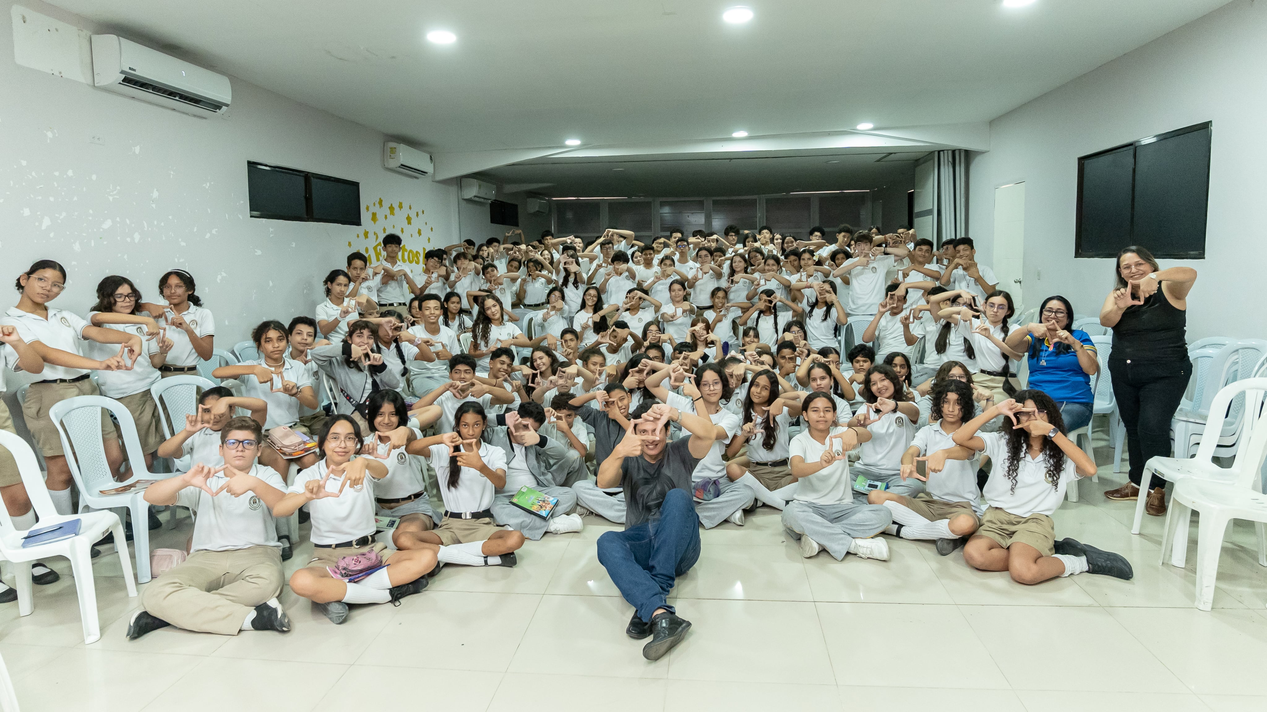 Foto estudiantes comparten su experiencia en #inFRAME!.