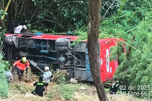 Video: así fue el impactante momento en que un bus cae al abismo en Medellín tras chocar con un furgón
