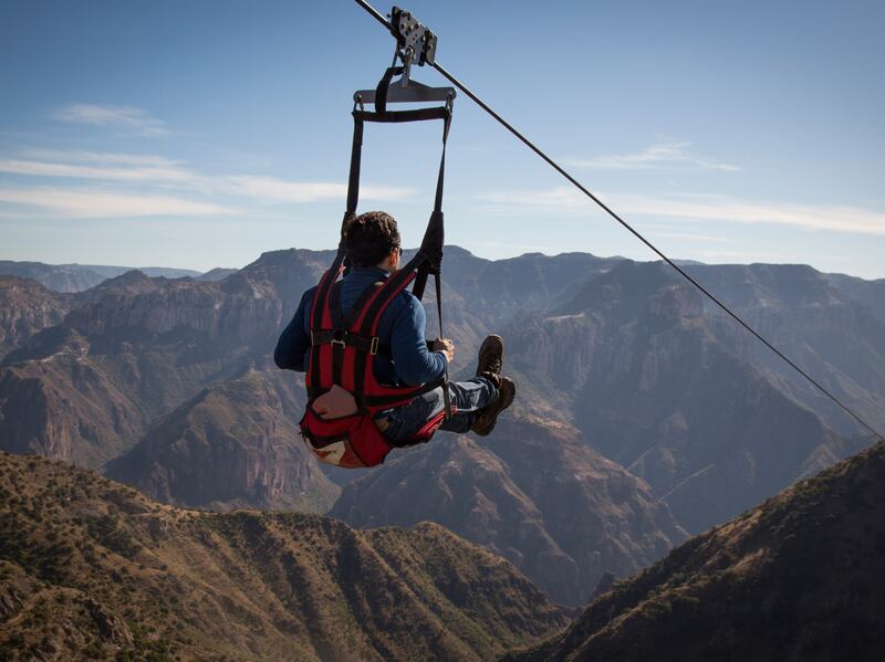 Hay una experiencia que nos permite volar por encima de océanos, selvas y hasta volcanes: estas son las tirolinas más espectaculares del mundo: la tirolesa.