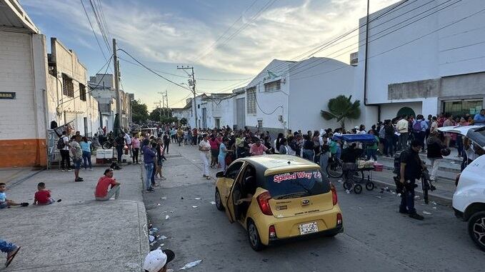 Largas filas para el cobro de la renta ciudadana en Barranquilla.