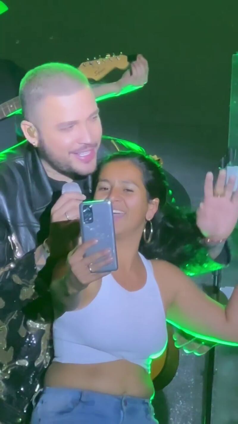 Jessi Uribe fue sorprendido por una fanática en pleno concierto