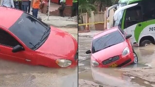 Bus y un carro terminaron hundidos en calle de Barranquilla.