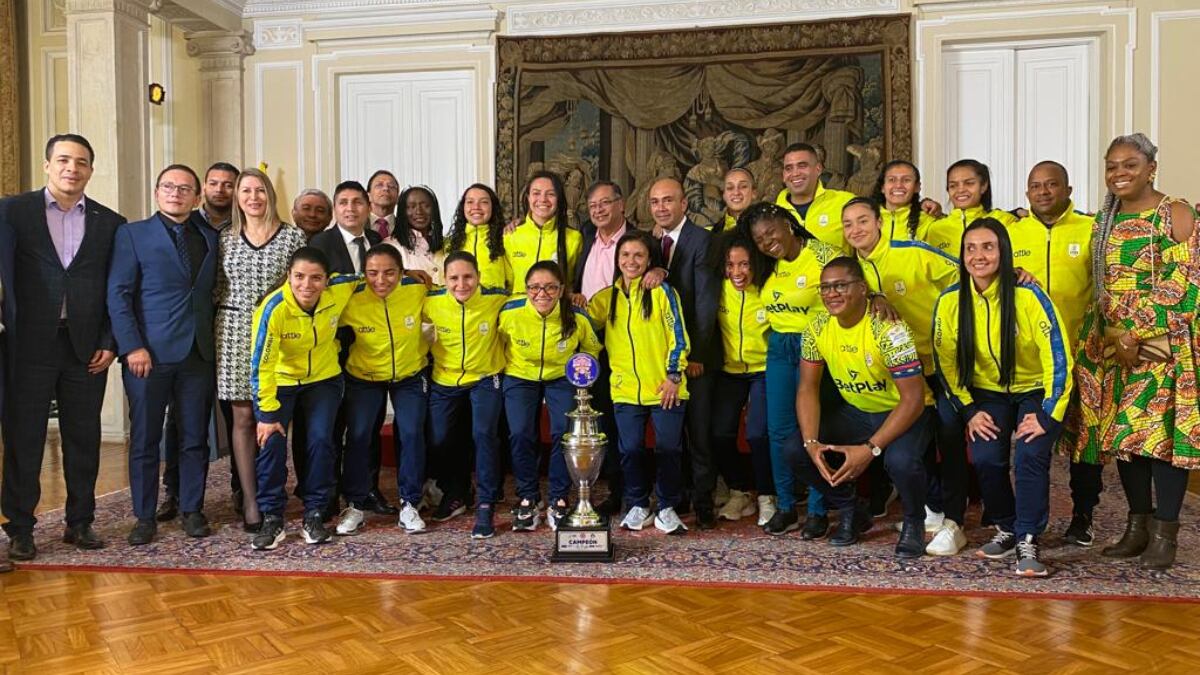 Campeonas mundiales de Fútbol de Salón fueron premiadas por presidente Petro