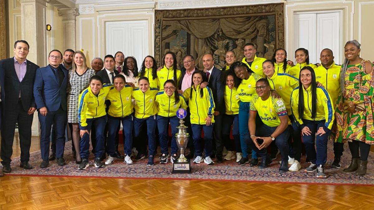 Campeonas mundiales de Fútbol de Salón fueron premiadas por presidente Petro