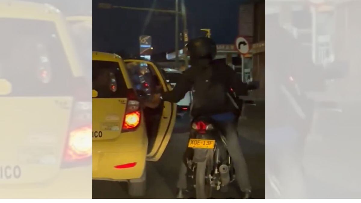 Motoladrones robaron a taxista y pasajeros en el centro de Cali.