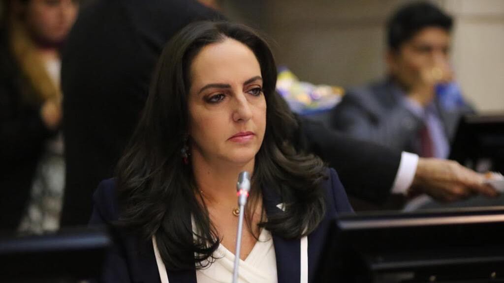 María Fernanda Cabal defiende el sistema de salud de Colombia