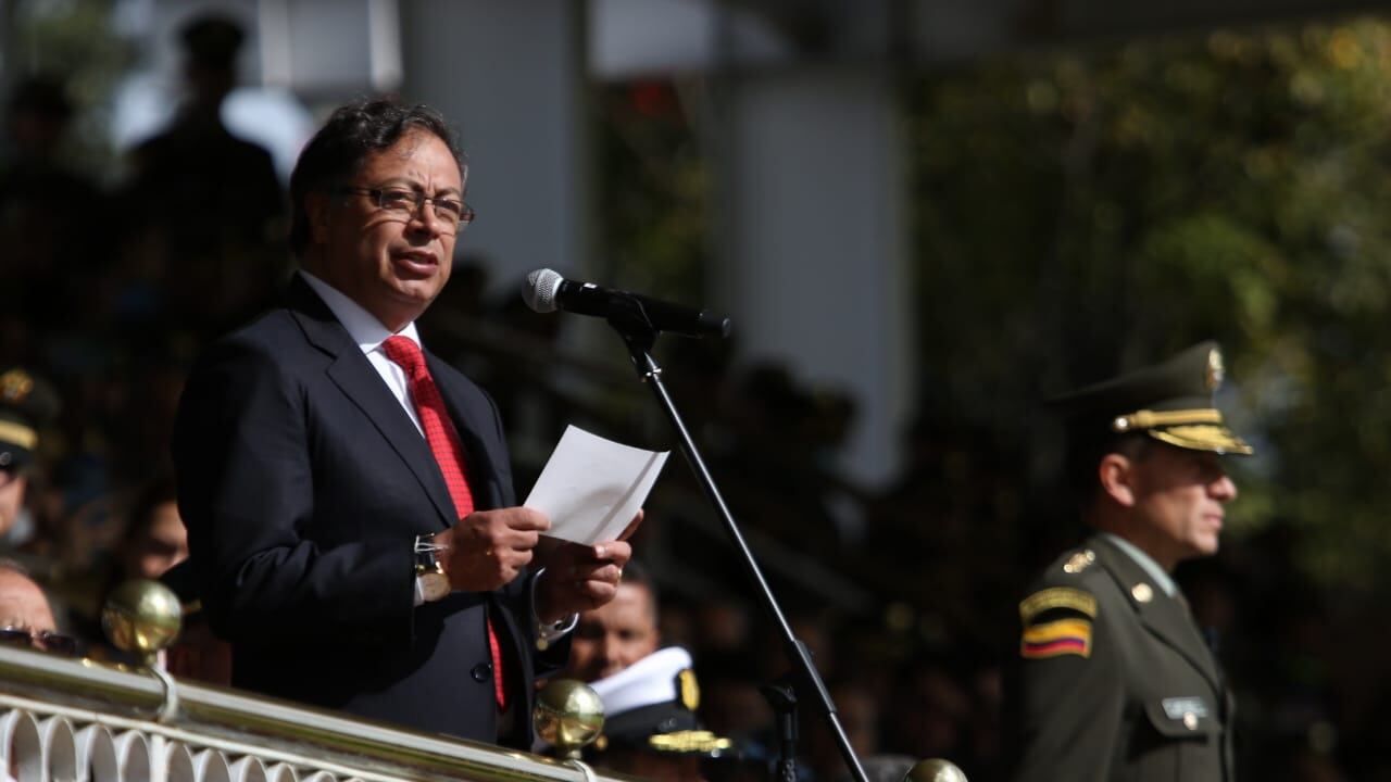 El presidente Gustavo Petro en la ceremonia de entrega de mando a la Policía Nacional.