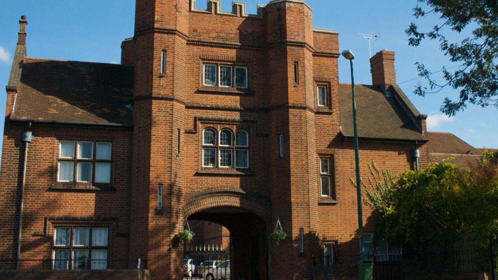 Despiden a maestro de primaria por mirar pornografía mientras estaba en clase