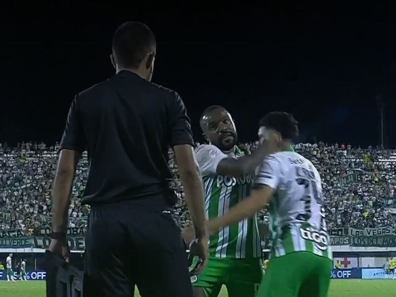 Dorlan Pabón se calentó, encaró y le hizo gestos al cuarto árbitro ante Alianza
