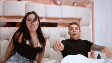 En el clip Aida Victoria Merlano comienza a pasearse por unos pasillos mirando uno que otro juguete para su pareja